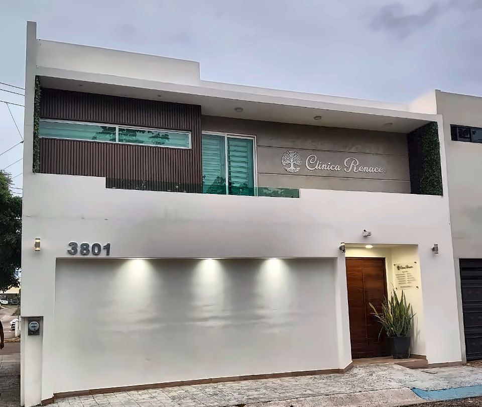 Fachada de Clínica Renacer en Av. Luis Pasteur 3801